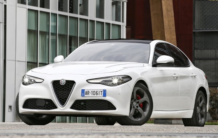 2017 Alfa Romeo Giulia Sedan 2.0 (200 HP) Super Automatic boot space and dimensions