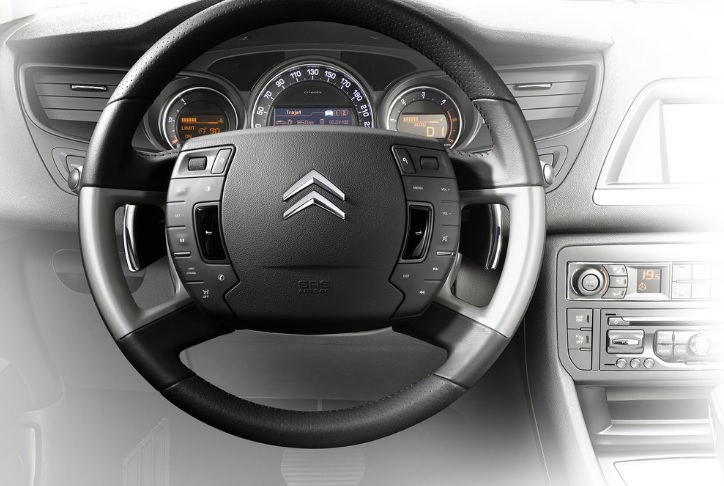 2015 Citroen C5 Sedan 1.6 eHDi (115 HP) Executive MCP boot space and dimensions