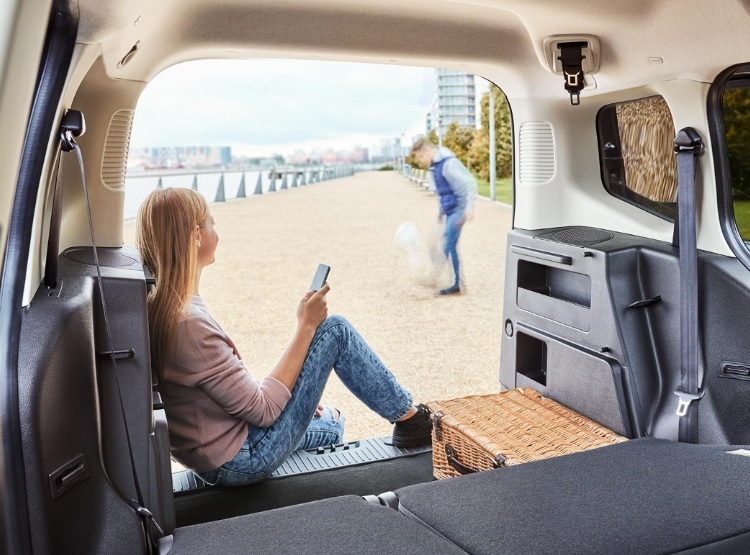 2020 Ford Tourneo Courier Mpv 1.5 TDCi (100 HP) Titanium Manual boot space and dimensions