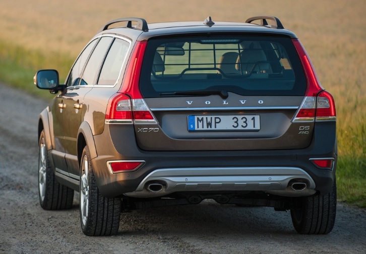 2015 Volvo XC70 SUV 2.4 D5 AWD (220 HP) Advance Geartronic boot space and dimensions