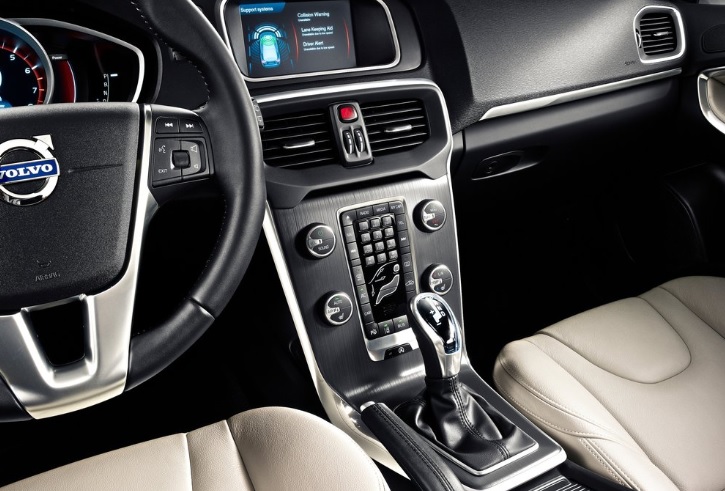 2018 Volvo V40 Hatchback 1.5 T3 (152 HP) Momentum GearTronic boot space and dimensions