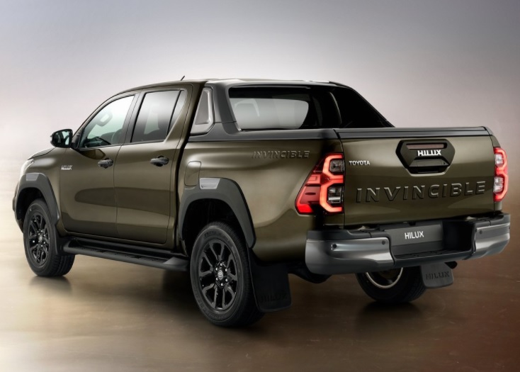 2021 Toyota Hilux Pick Up 2.4 (150 HP) Adventure AT boot space and dimensions