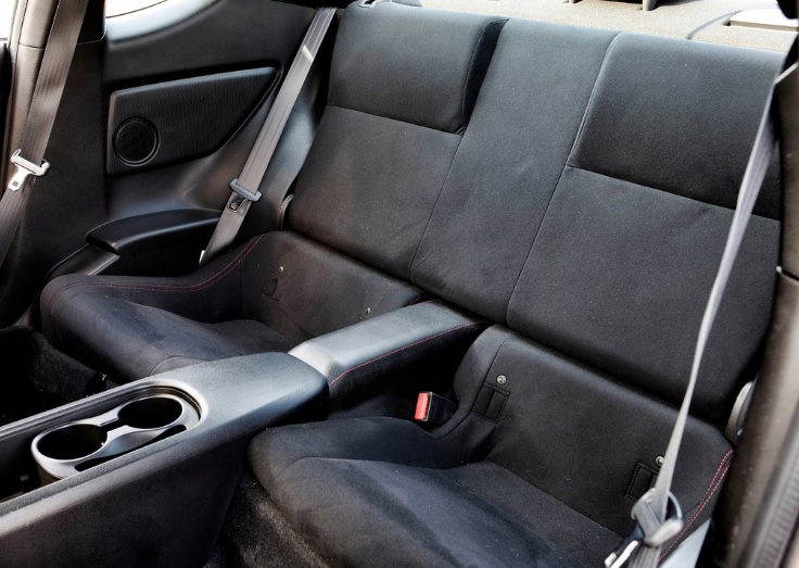 2015 Toyota GT 86 Coupe 2.0 (200 HP) GT Manual boot space and dimensions