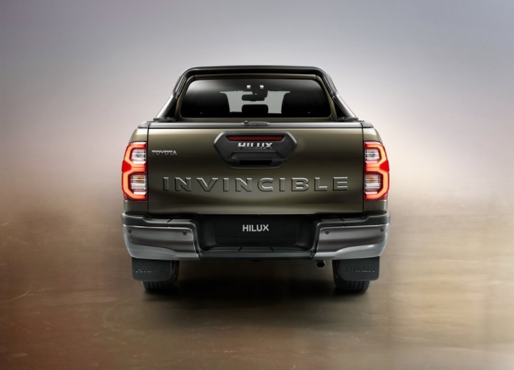 2023 Toyota Hilux Pick Up 2.4 (150 HP) Invincible AT boot space and dimensions