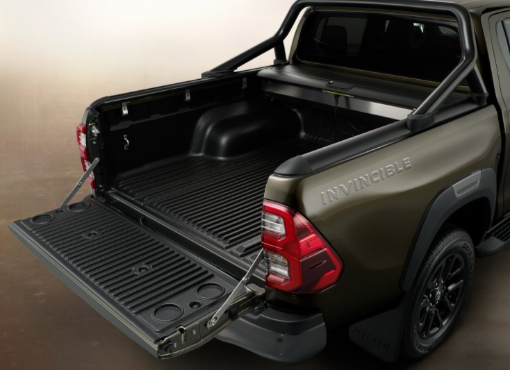 2020 Toyota Hilux Pick Up 2.4 4x4 (150 HP) Adventure Manual boot space and dimensions