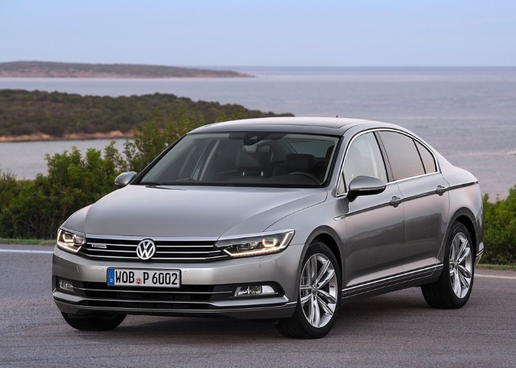 2015 Volkswagen Passat Sedan 1.6 TDI (120 HP) Trendline DSG boot space and dimensions