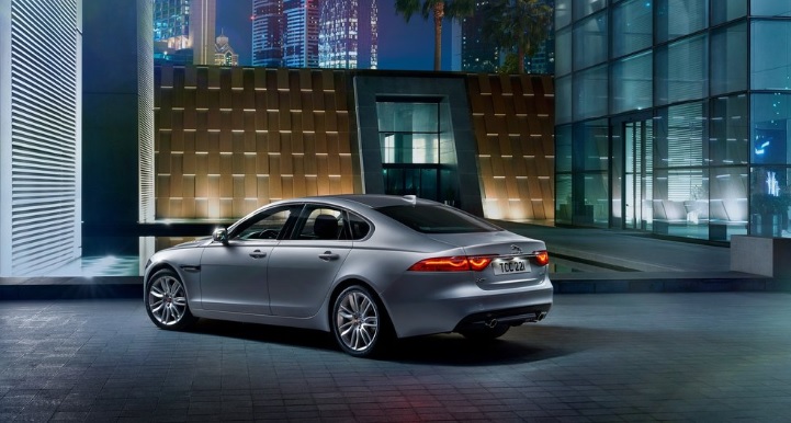 2018 Jaguar XF Sedan 2.0 D (180 HP) XF Automatic boot space and dimensions