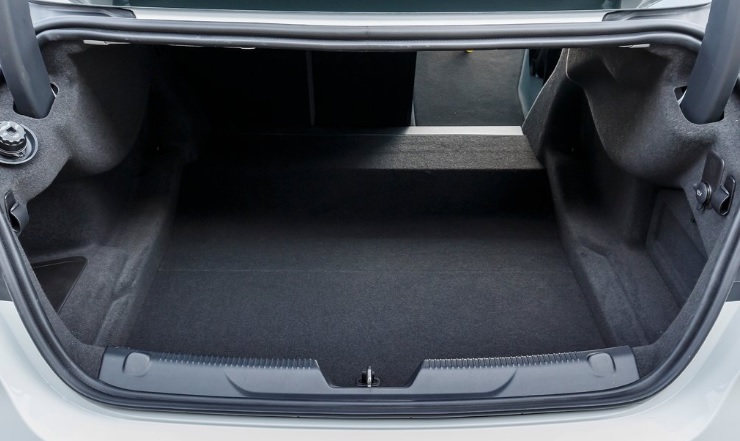 2019 Jaguar XE Sedan 2.0 (180 HP) D AT boot space and dimensions