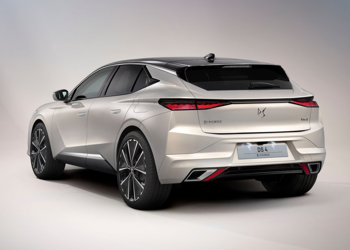 2023 DS DS 4 Hatchback 1.5 BlueHDI (130 HP) Trocadero EAT8 boot space and dimensions