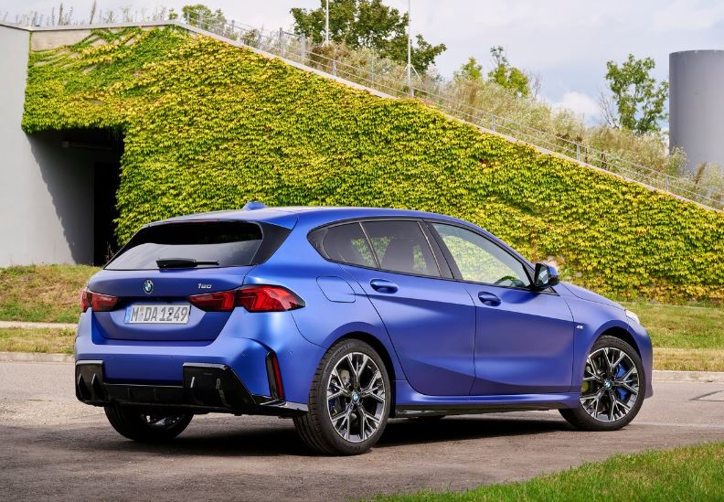 2025 BMW 1 Series Hatchback 120 1.5 (170 HP) Sport Line Automatic boot space and dimensions