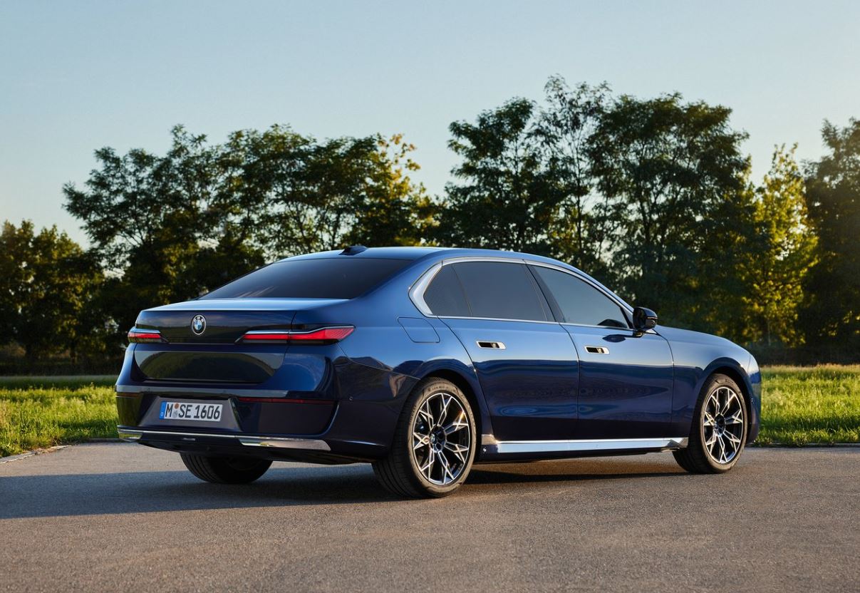 2025 BMW 7 Series 740Ld xDrive 3.0 300 HP Pure Excellence Steptronic Technical Specs - cardimension.net