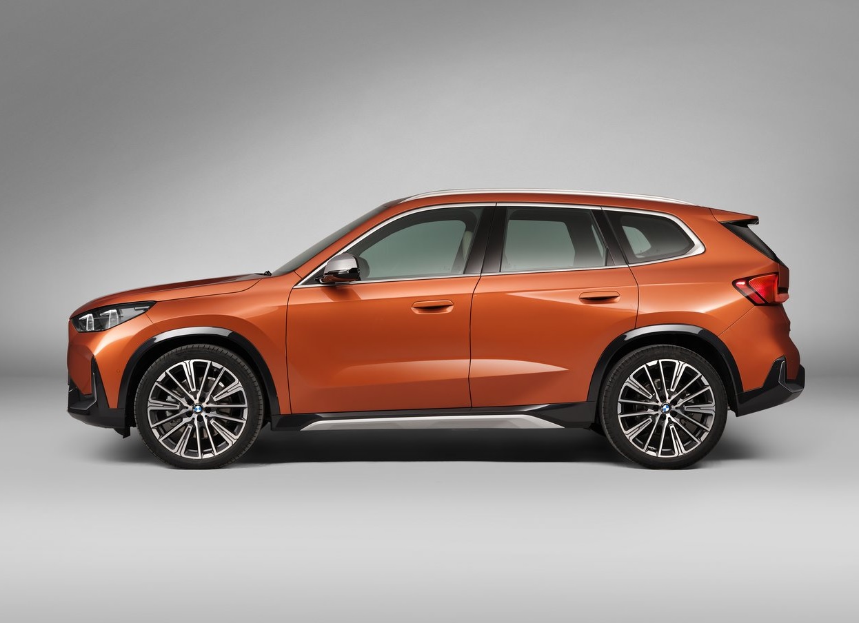 2023 BMW X1 SUV 1.5 sDrive18i (136 HP) X-Line Steptronic boot space and dimensions